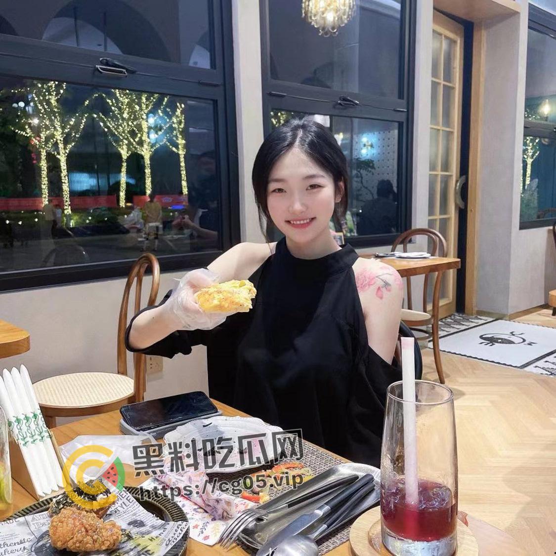 瓜友投稿！上海白领【刘悦】偷男人还上传到云相册被发现 时候还不承认 胸上的纹身都被舔变色了-5