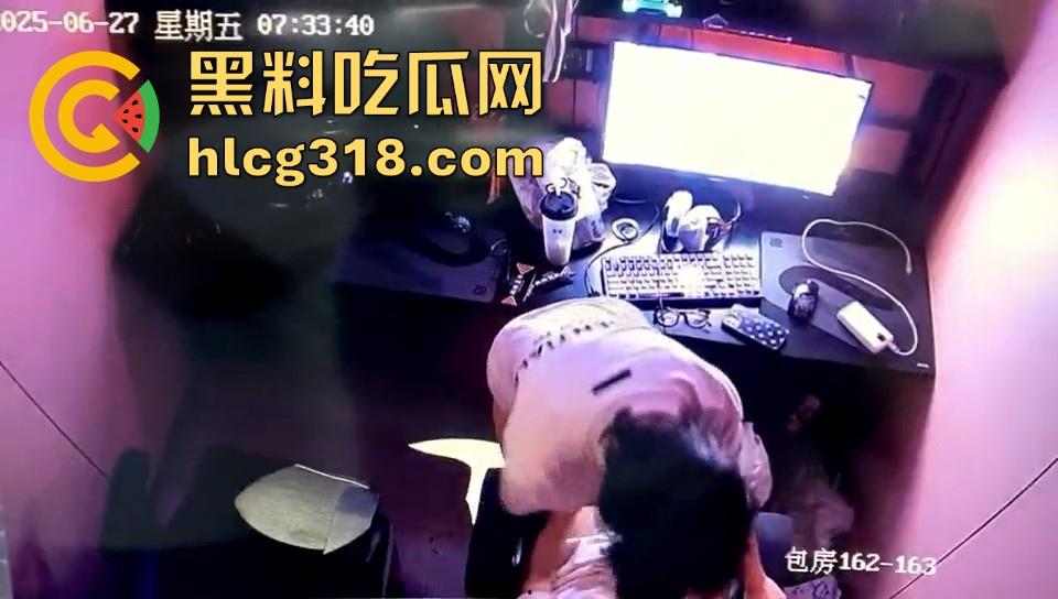 长沙网吧包间情侣激情开炮，青春期荷尔蒙爆棚，短发微胖小妹在线骑乘，小母狗爽翻天了！-3