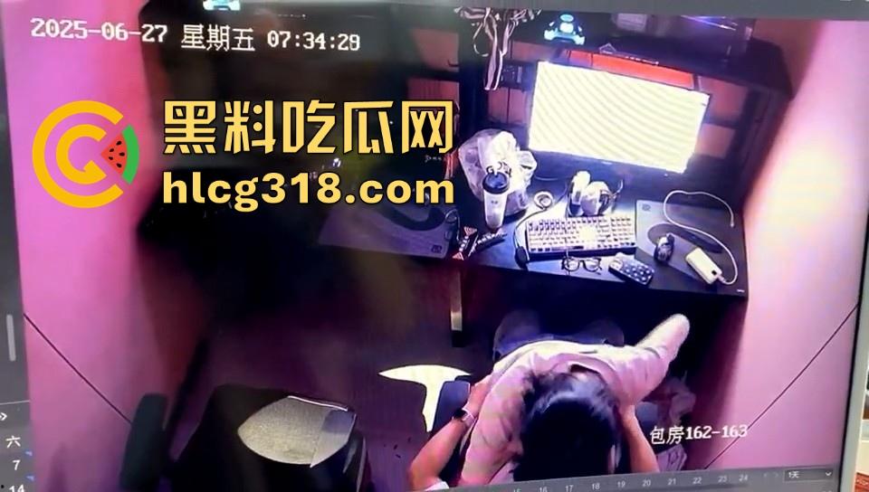 长沙网吧包间情侣激情开炮，青春期荷尔蒙爆棚，短发微胖小妹在线骑乘，小母狗爽翻天了！-7