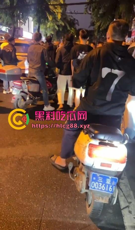 三亚精神小伙被800块一斤的皮皮虾破防，拒付账单 直接从店内打到店外 皮皮虾我都没这么刚！-1