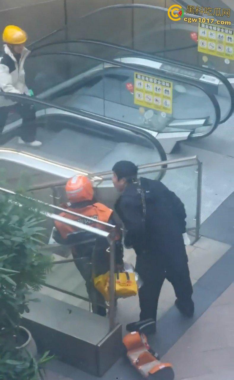 保安和外卖员商场爆发矛盾，真实上演君子动口不动手，互吐口水对峙互不退让，保安看他戴头盔就吐了就跑 ！-1