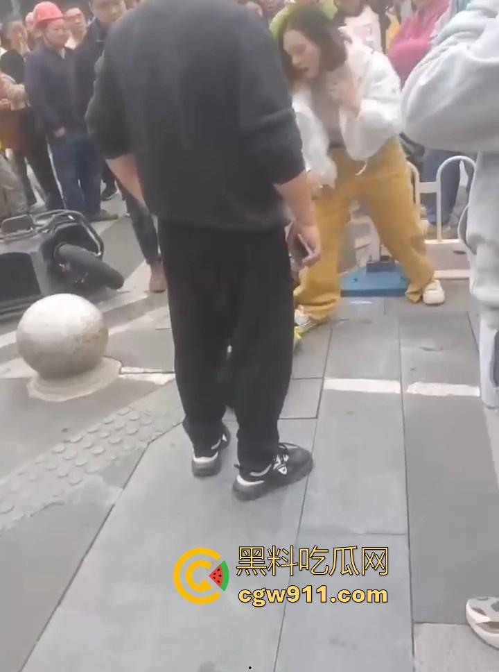 重庆大学城老女人街头醉打美团小哥，踩头踩脸侮辱，打断三根肋骨，小哥全程未还手，这大姐打完人还极其嚣张！-6