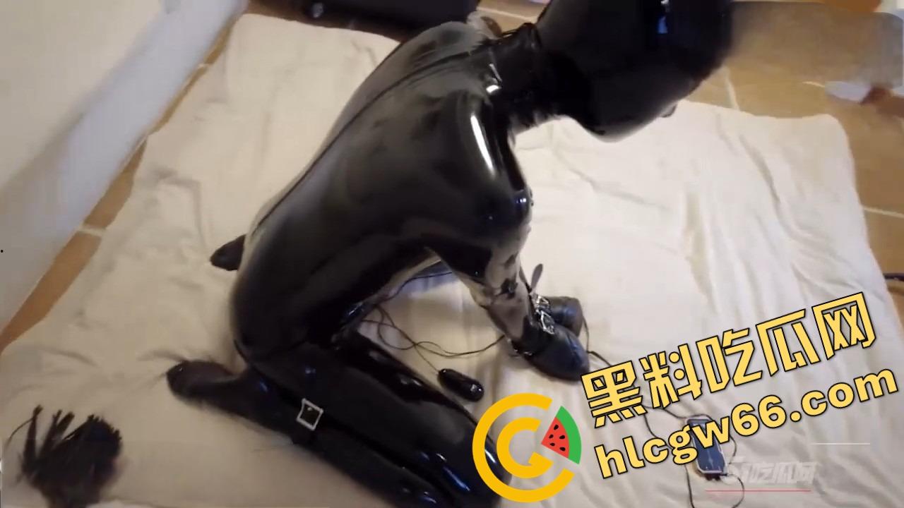 人形狗奴塞进行李箱高潮到翻白眼？SM地狱级调教乳胶拘束装箱play曝光，真是变态界的爱马仕！-1