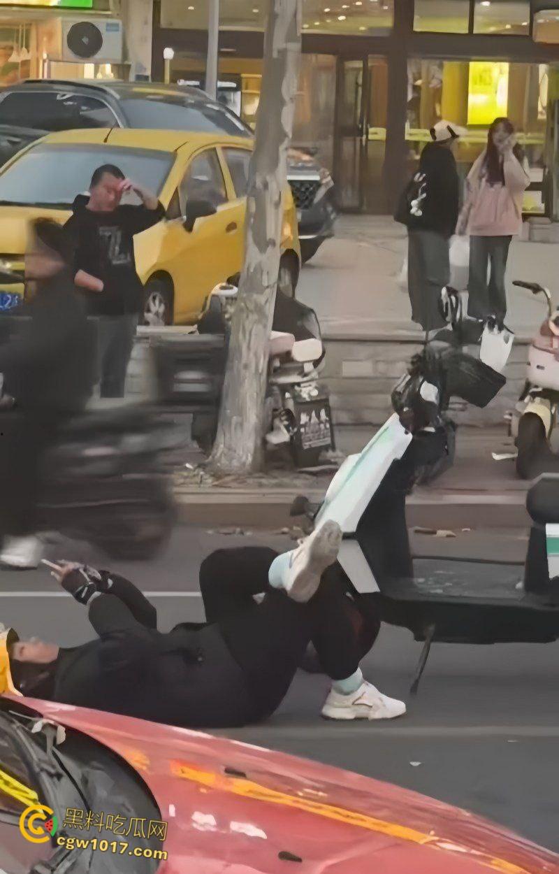 山东日照银色小车撞倒外卖小哥，下车后非但不道歉，反倒暴跳如雷，还遭司机浇水辱骂，路人怒斥霸凌 ！-7