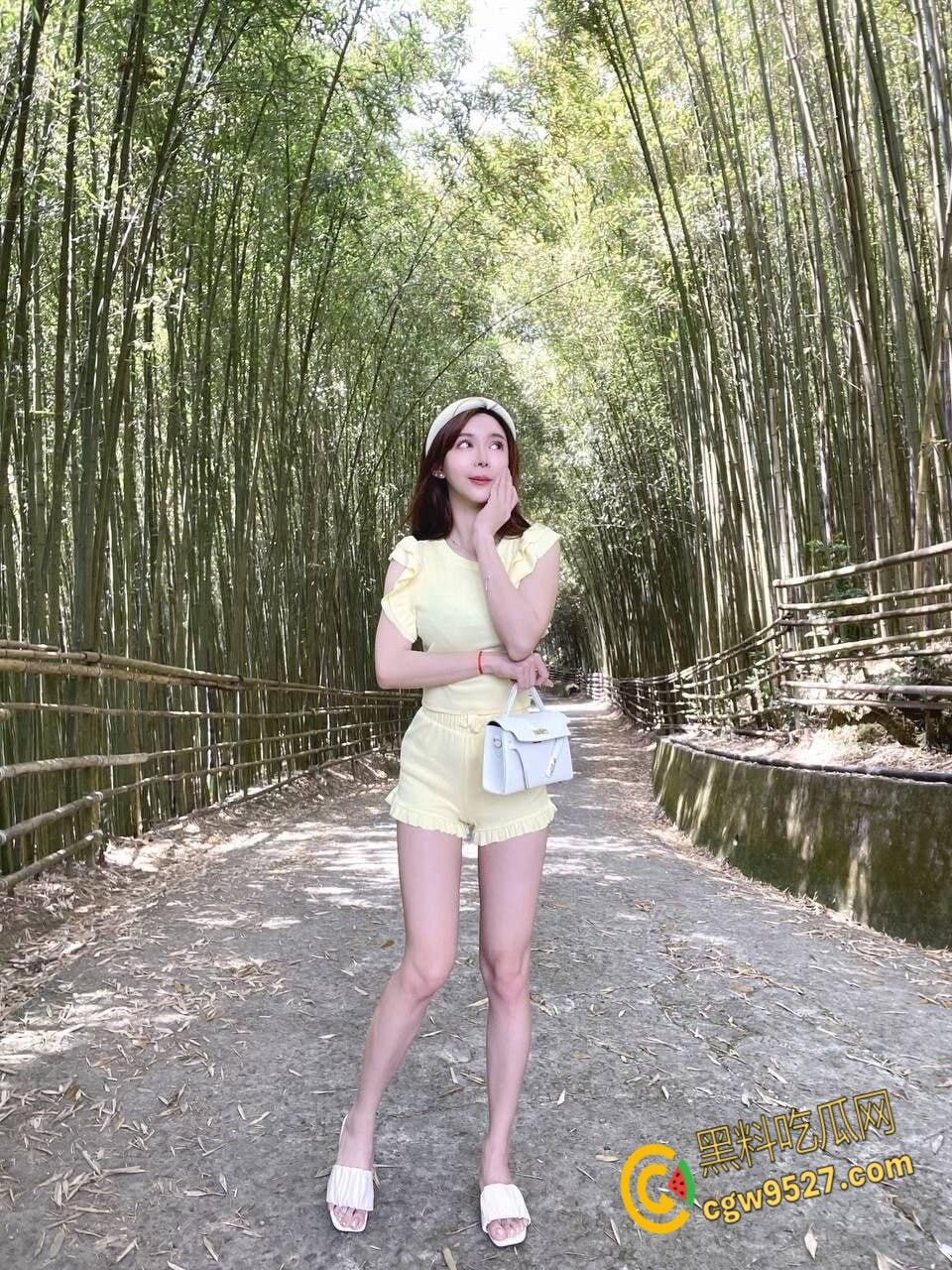 江苏扬州高端女神【陈依琳】，被瓜友高价拿下陪玩服务一天，开车口交玩弄粉穴，后入爆操肥美骚穴 !-1