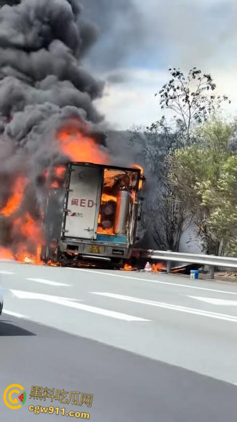 济广高速河源段货车烧成火球，黑烟滚滚堵死路，最后烧的只剩躯壳，幸亏没有爆炸，救援已到愿人平安！-2