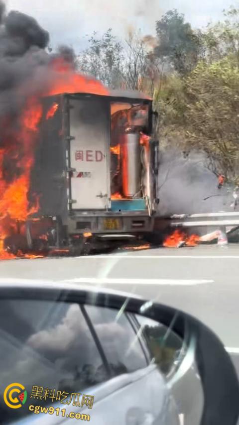 济广高速河源段货车烧成火球，黑烟滚滚堵死路，最后烧的只剩躯壳，幸亏没有爆炸，救援已到愿人平安！-6