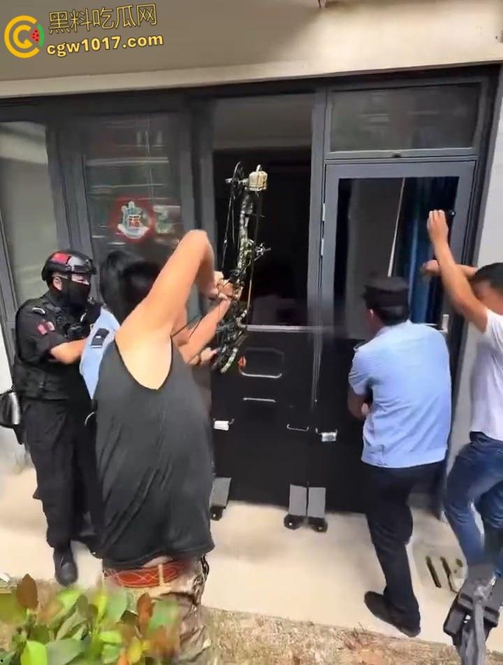 安徽马鞍山和县京都公馆，一头野猪将居民门撞坏后跑进居民家里，公安携带猎犬和道具将野猪麻醉 ！-5