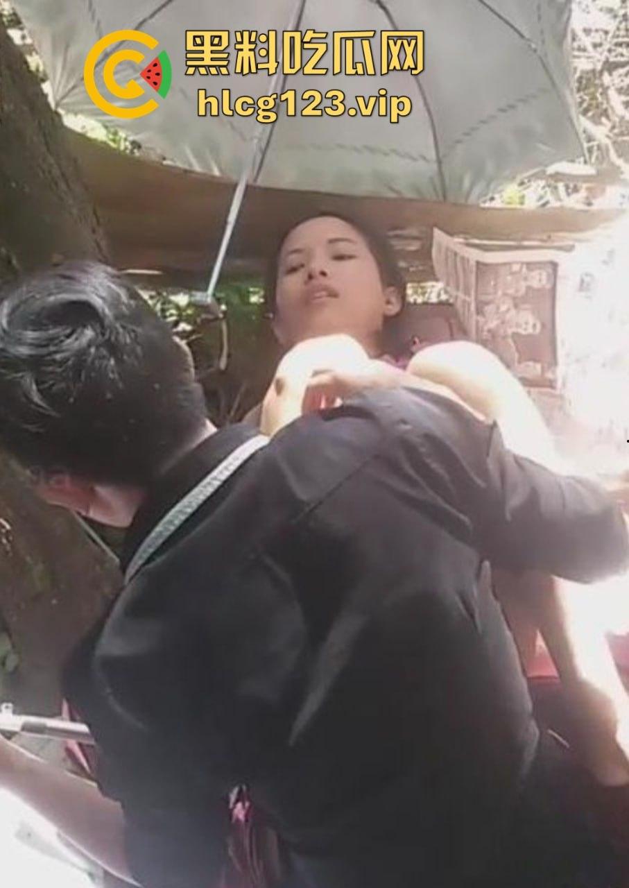 泰国校园角落野战曝光!白皙学生妹撑伞骑乘,男友猛干挡不住春光视频疯传!-1