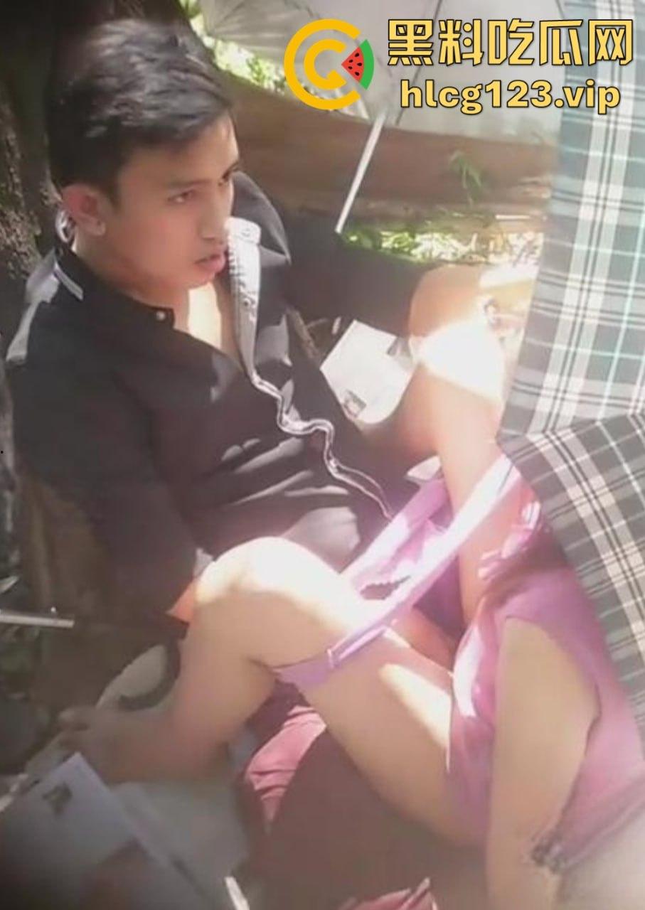 泰国校园角落野战曝光!白皙学生妹撑伞骑乘,男友猛干挡不住春光视频疯传!-2