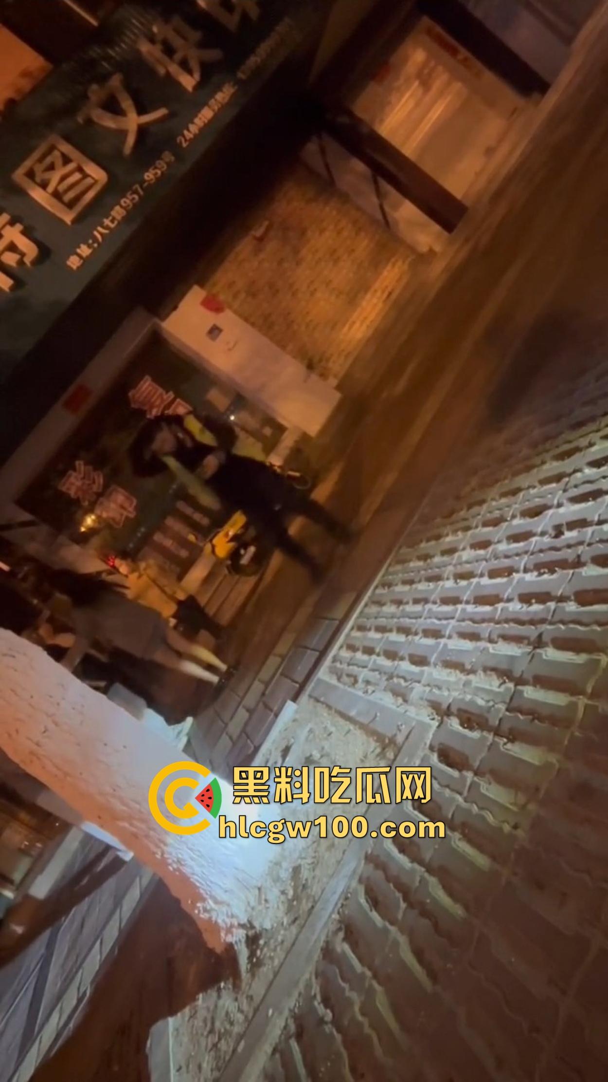 深圳街头大G车主醉汉闹事，嫌代驾收费贵，怒骂拳打不够还拿头盔爆扣，代驾被砸得怀疑人生！-7