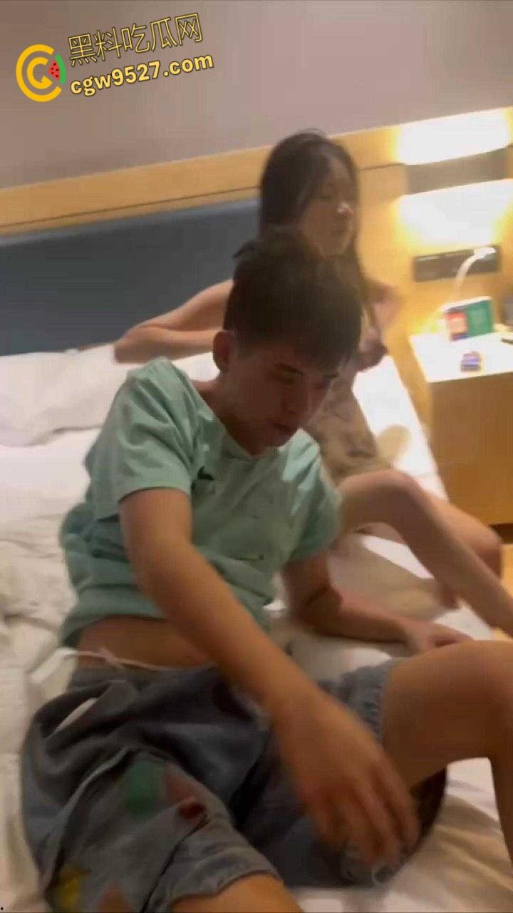 20岁吊带嫩妹结婚半年出轨，在酒店被老公捉奸在床，床上还有调教妹妹的滴蜡，这大兄弟真会吃 ！-3