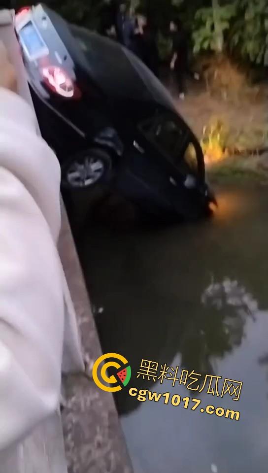 珍爱生命远离女司机！江苏南通北城小学南校区北门，一辆车直冲撞向河里，插在河中央，哎美女这里不能停车！-1
