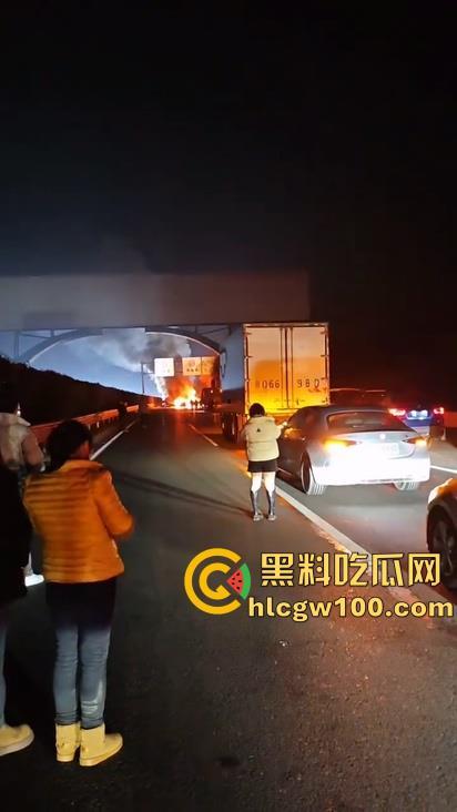 河北沧州高速上演油罐车相撞惊魂一刻，瞬间起火烟雾漫天，蔓延百米火龙天都被烧红了-3