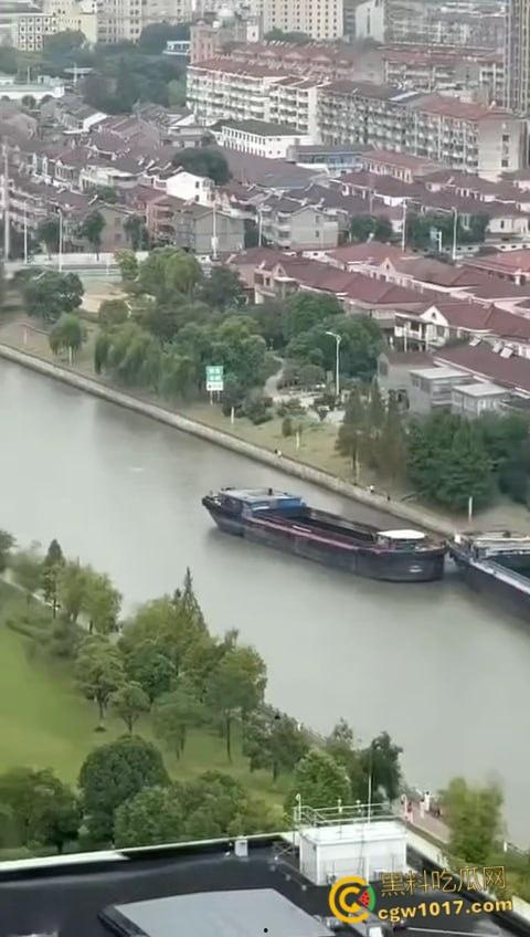 丹阳女司机油门当刹车，车子冲破栏杆栽进九曲河，幸好车窗围观女司机命大脱险，惊魂未定一出湿身戏！-2