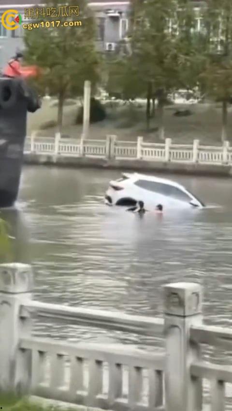丹阳女司机油门当刹车，车子冲破栏杆栽进九曲河，幸好车窗围观女司机命大脱险，惊魂未定一出湿身戏！-7