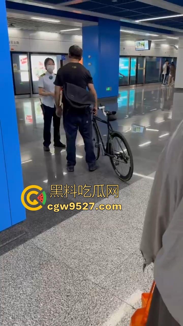 杭州素质眼镜男强行自行车强闯地铁站，工作人员劝解阻挠，全程当没听见，见人就开喷，懂不懂什么叫规定！-1