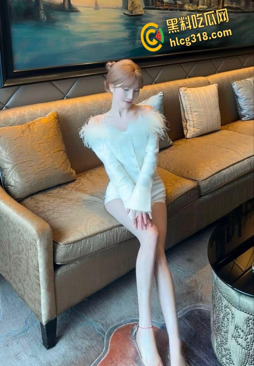 快手网红【米团不熬夜】开播放言，大哥刷一个火箭就给看水晶假屌，极品白虎逼简直是视觉盛宴！-2