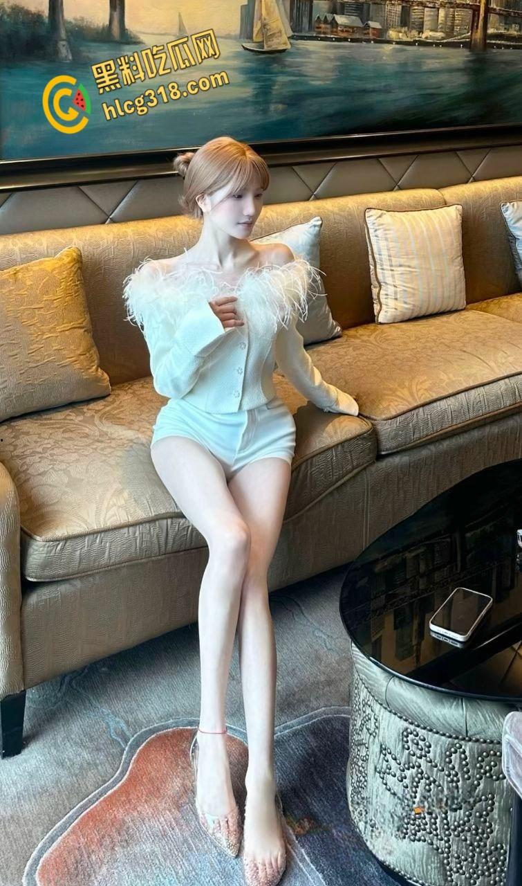 快手网红【米团不熬夜】开播放言，大哥刷一个火箭就给看水晶假屌，极品白虎逼简直是视觉盛宴！-3