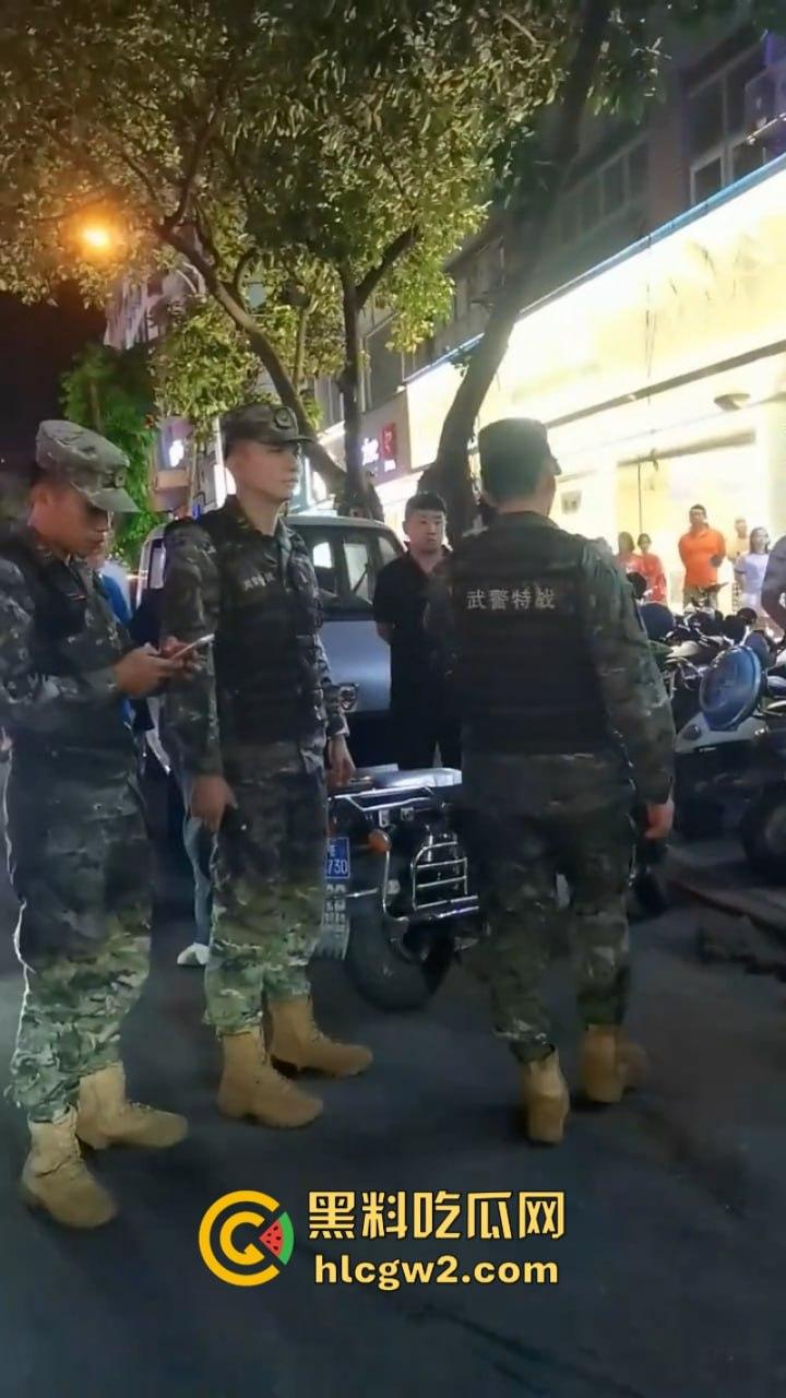 海南三亚商品街多名精神老哥抡棍火当街挥刀 案发现场视频流出 挂了一个?-1