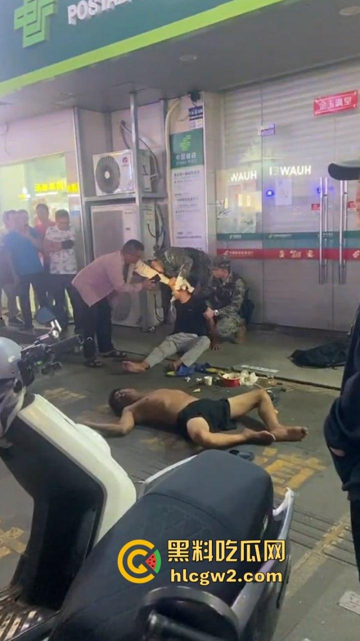 海南三亚商品街多名精神老哥抡棍火当街挥刀 案发现场视频流出 挂了一个?-3