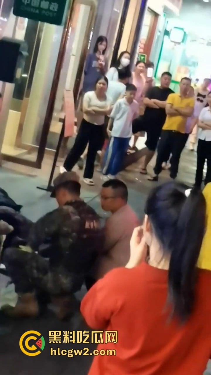 海南三亚商品街多名精神老哥抡棍火当街挥刀 案发现场视频流出 挂了一个?-4