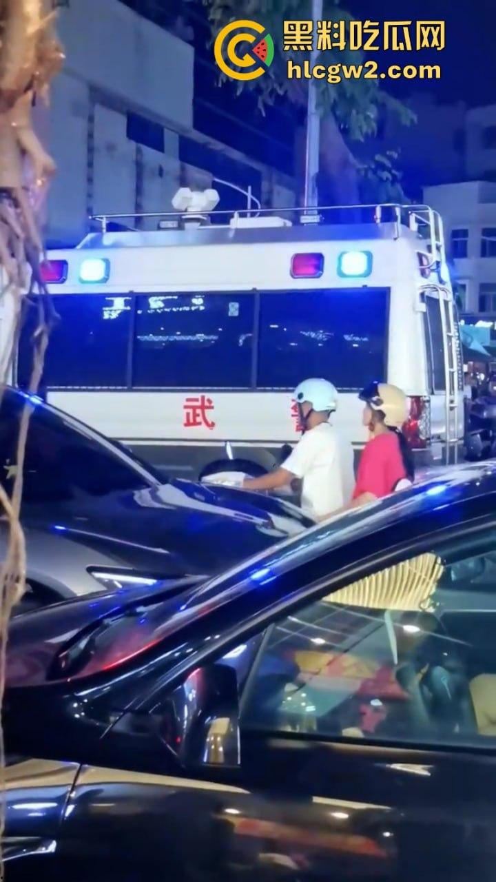 海南三亚商品街多名精神老哥抡棍火当街挥刀 案发现场视频流出 挂了一个?-8