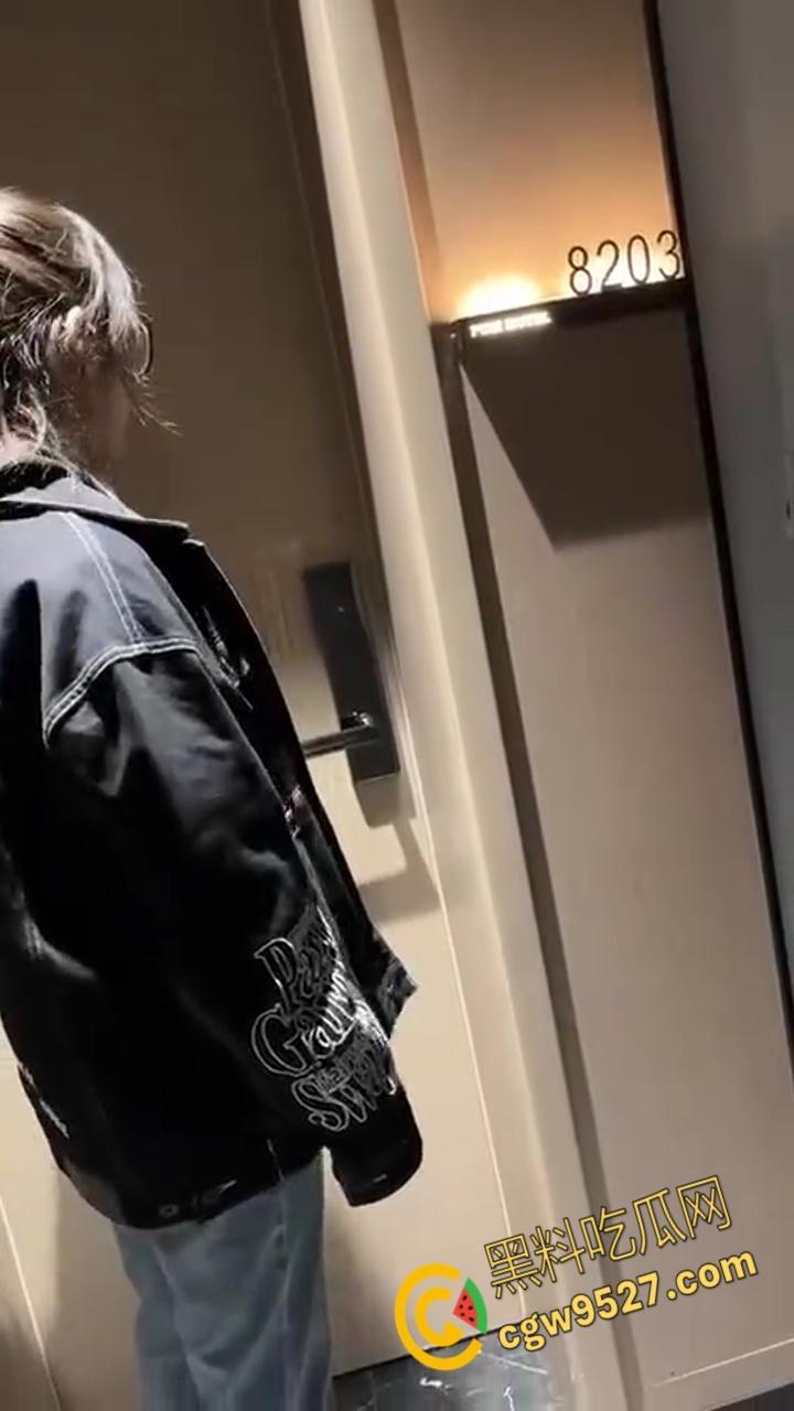 潍坊酒店8203大瓜! 渣男偷情开房留女友的电话,被女友捉奸的红内裤哥,后续高清完整版视频流出!-1