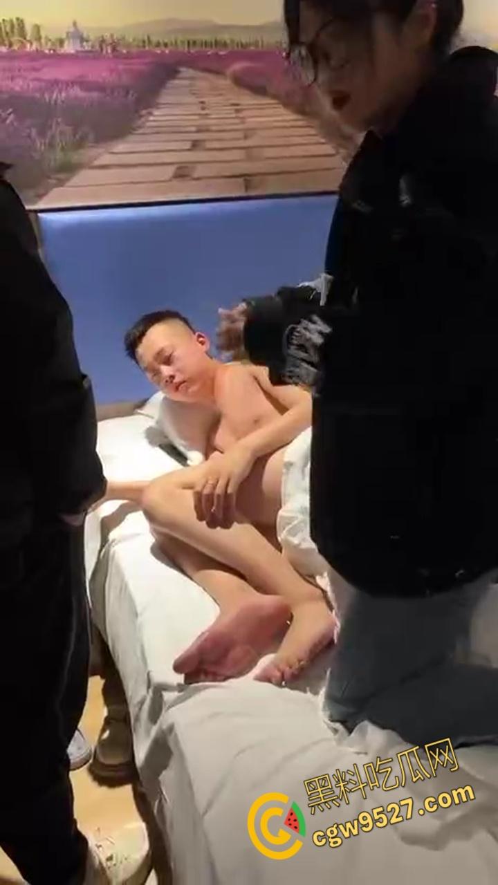 潍坊酒店8203大瓜! 渣男偷情开房留女友的电话,被女友捉奸的红内裤哥,后续高清完整版视频流出!-2