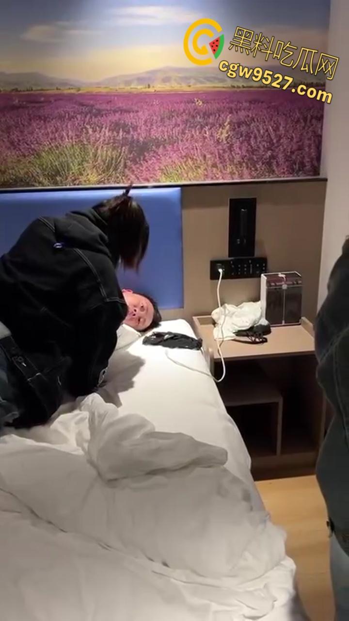 潍坊酒店8203大瓜! 渣男偷情开房留女友的电话,被女友捉奸的红内裤哥,后续高清完整版视频流出!-3