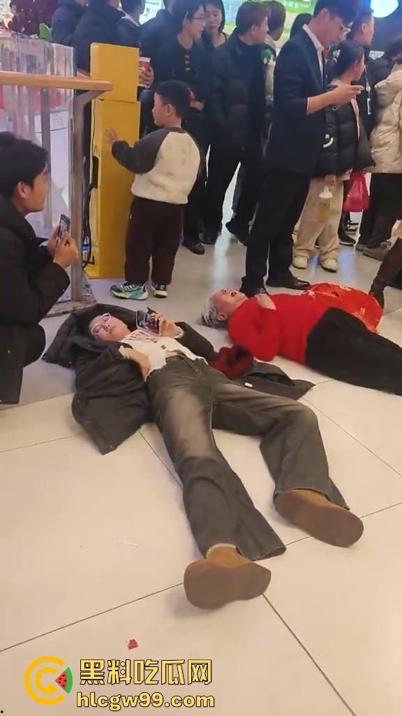 山东临沂兰陵县万达广场老太太与女大学生吵架碰瓷，两人同时躺地，棋逢对手，老太太碰到硬茬了-1