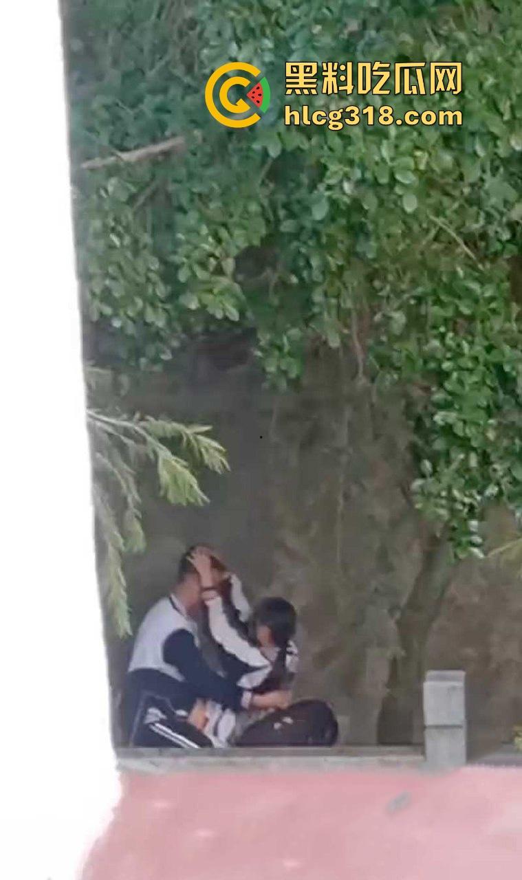 高中校园角落学生情侣激情野战被偷拍 ！她校服半敞 奶子白嫩 小美女上位骑乘表情淫荡享受！-1