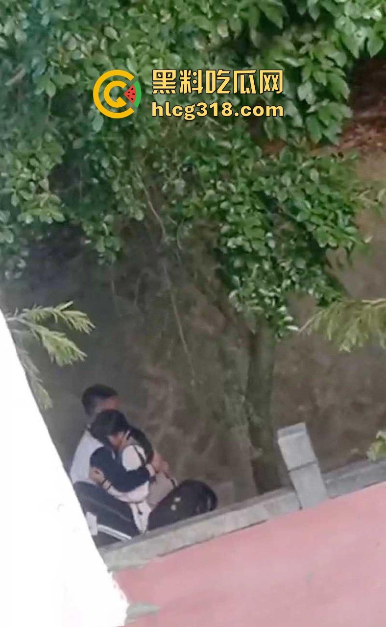 高中校园角落学生情侣激情野战被偷拍 ！她校服半敞 奶子白嫩 小美女上位骑乘表情淫荡享受！-2