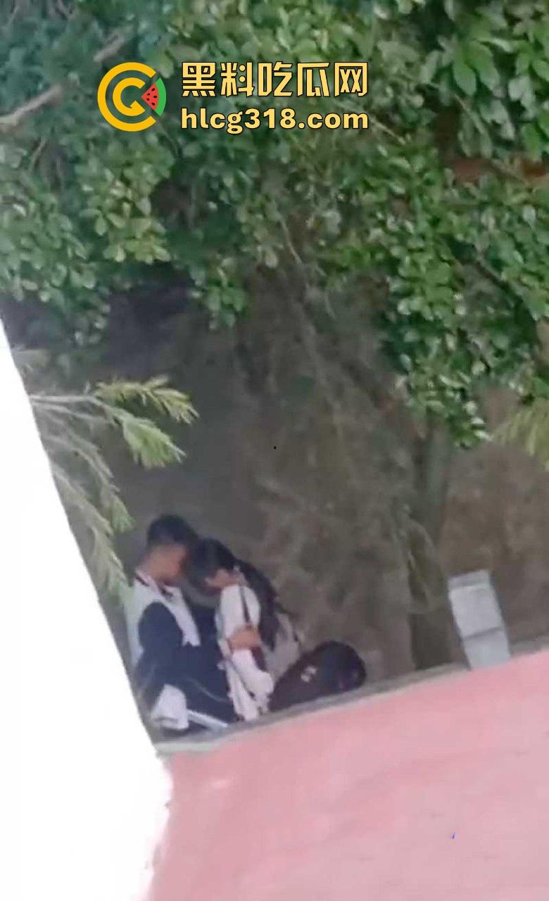 高中校园角落学生情侣激情野战被偷拍 ！她校服半敞 奶子白嫩 小美女上位骑乘表情淫荡享受！-6