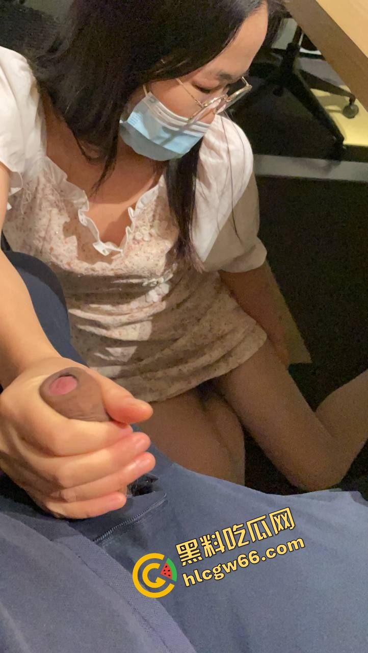 单位同事良家女『钱姬』白天开会女精英，晚上肉丝足交骚母狗，会议室直接跪地服务全活原地爆射！-7