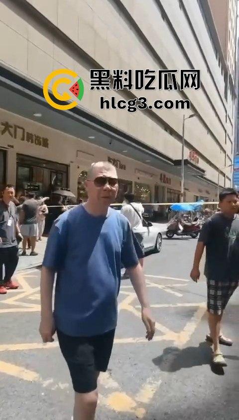 湖南株洲大街惊现冯小刚耍大牌事件,粉丝手机被打掉,热屁股贴冷板凳!-5