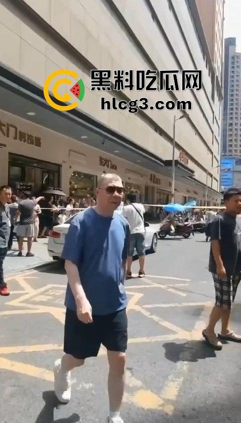 湖南株洲大街惊现冯小刚耍大牌事件,粉丝手机被打掉,热屁股贴冷板凳!-6