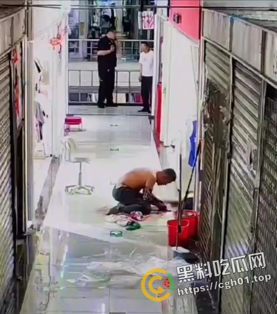 血腥慎入！男人杀掉妻子后自杀 自己身上都被划烂了还不停 现场监控视频流出-1