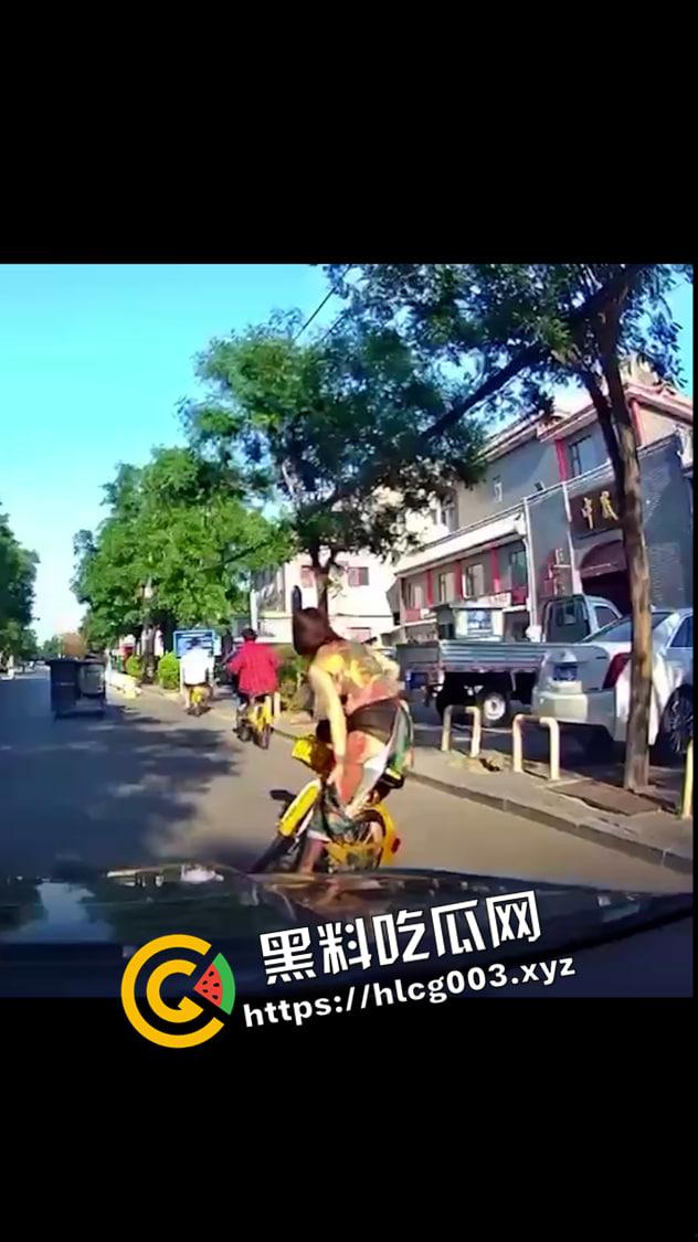 共享单车纹身裸女原视频！骑着车衣服就脱光了 本人事后发声将起诉拍摄视频者 怕不是炒作吧-1