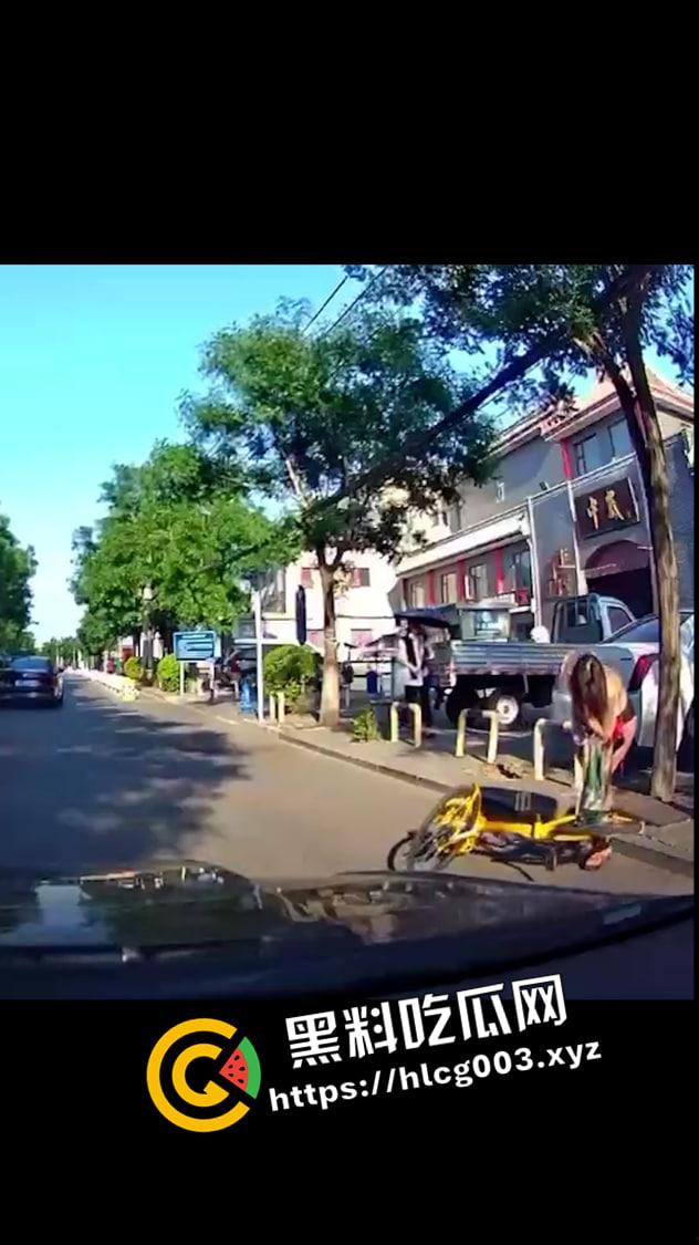 共享单车纹身裸女原视频！骑着车衣服就脱光了 本人事后发声将起诉拍摄视频者 怕不是炒作吧-2