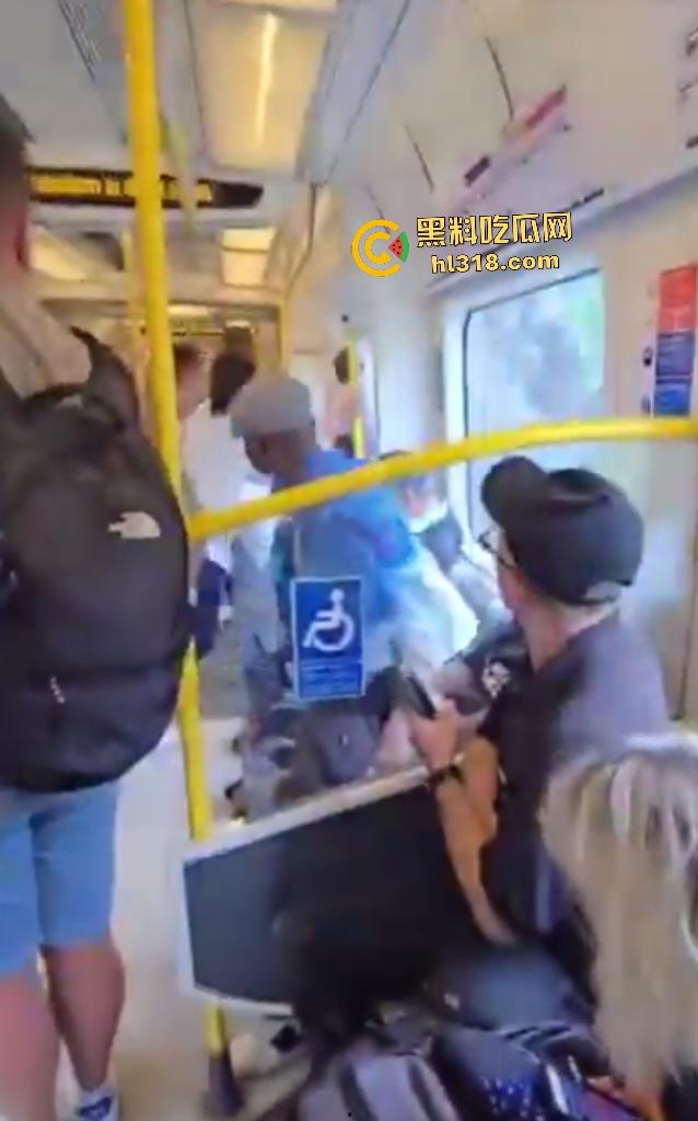 伦敦地铁黑人直接脱裤子露屌，站着玩手机还偶尔甩来甩去，白人看不惯直接叫周围人一起暴揍！-5
