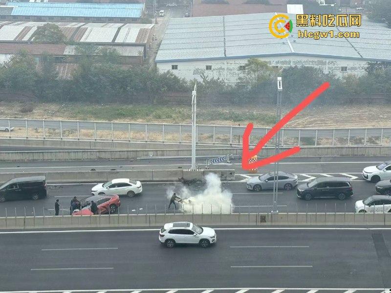 牛逼！蔚来电车首发电池弹射技术 电池先跑再自动锁人 特斯拉看完现场视频沉默了！-9