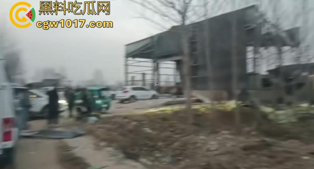 安徽亳州赵桥乡爆炸惨案只因为村名非法烟花销毁失控造成！卢天庙小学附近的建筑坍塌受损不一 造成4人重伤！-1