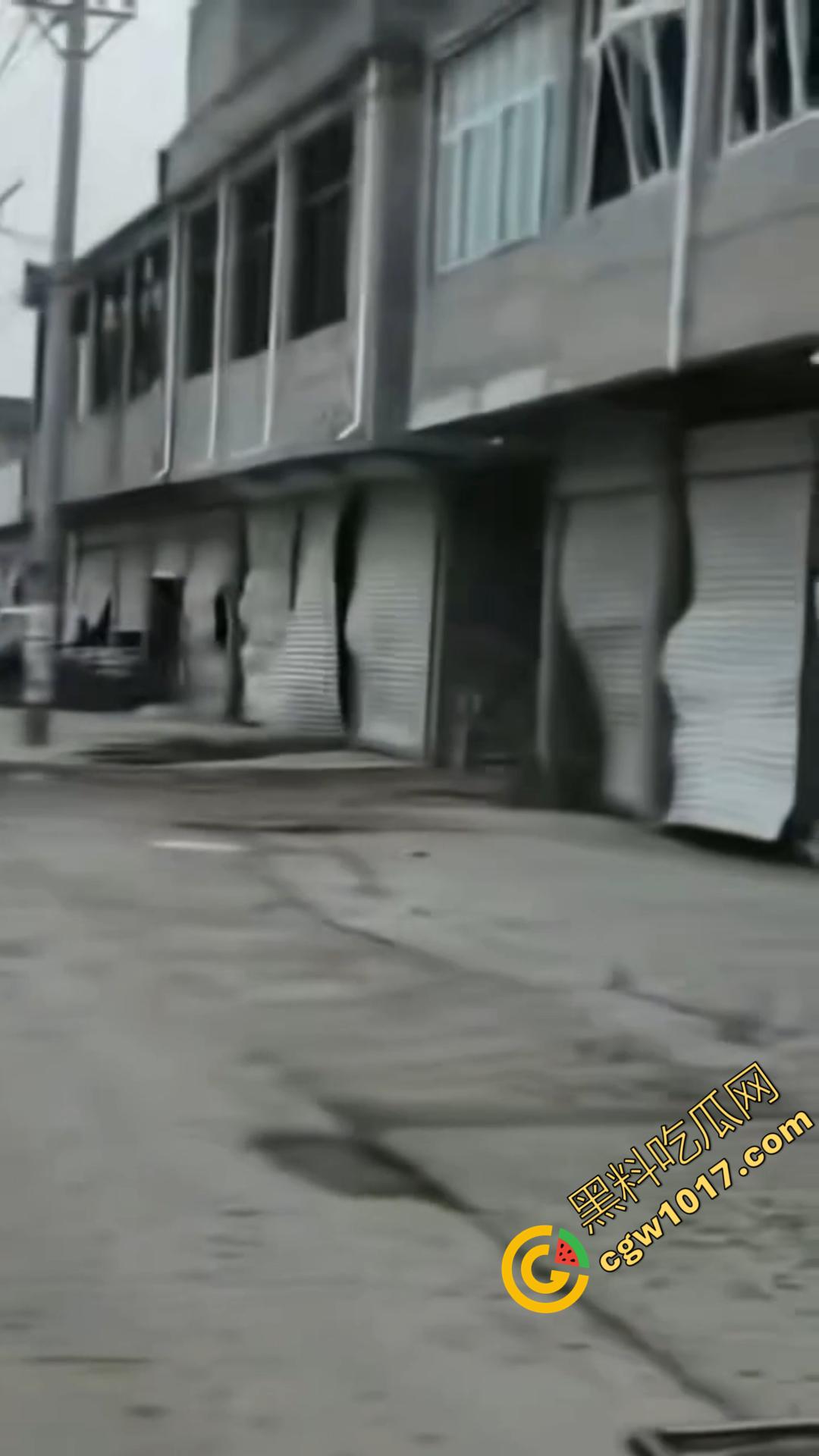 安徽亳州赵桥乡爆炸惨案只因为村名非法烟花销毁失控造成！卢天庙小学附近的建筑坍塌受损不一 造成4人重伤！-6