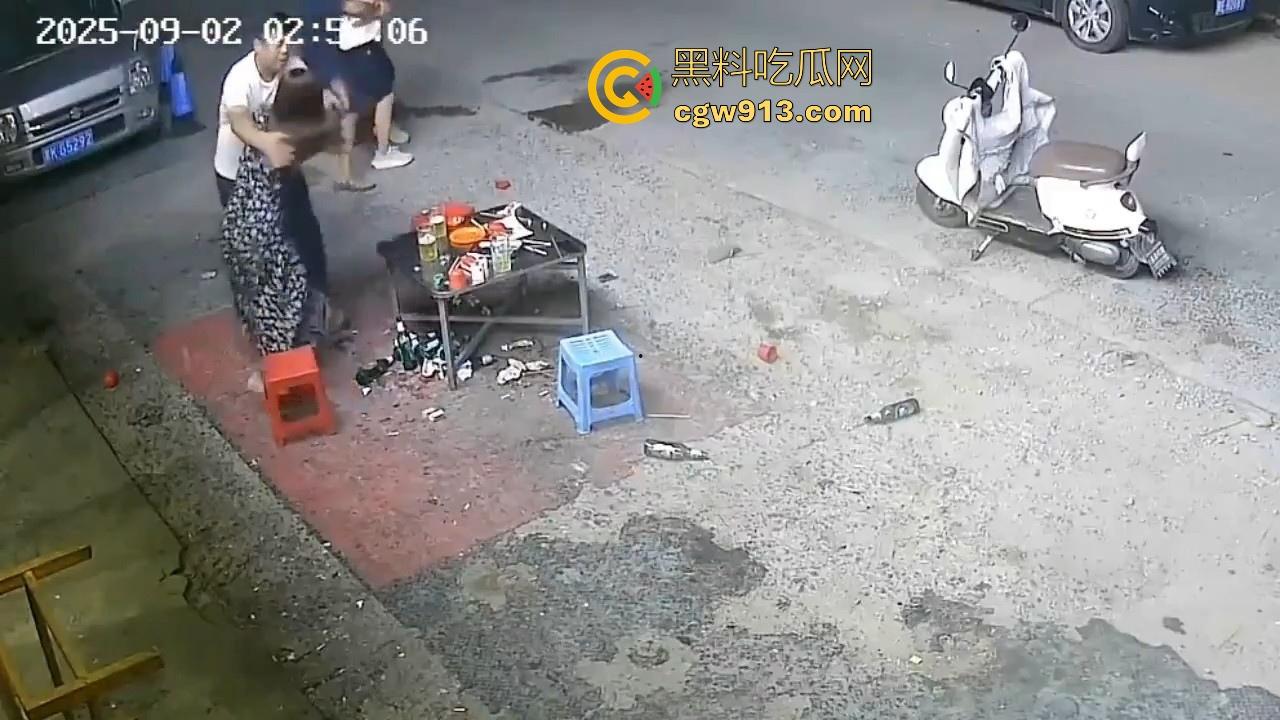 宵夜档夫妻打架，见面就是一杯酒砸过去，接着猛打脚踢，同桌的兄弟拦都拦不开，又是恐婚的一天！-4