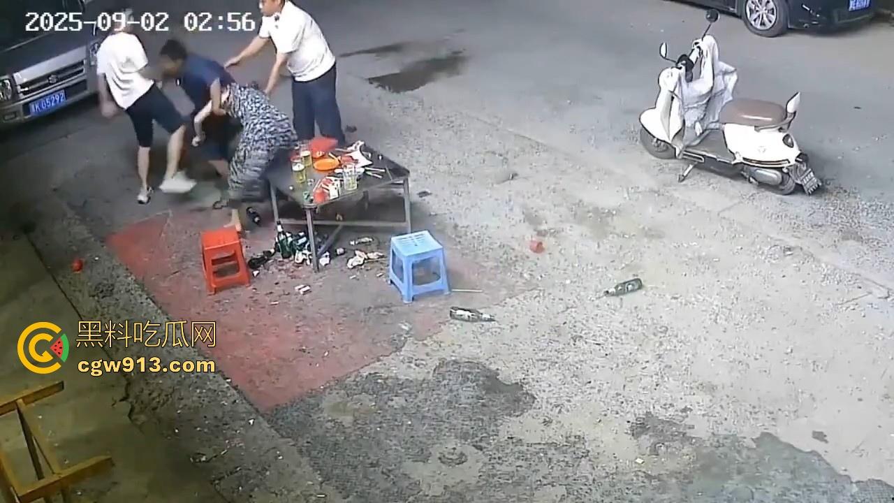 宵夜档夫妻打架，见面就是一杯酒砸过去，接着猛打脚踢，同桌的兄弟拦都拦不开，又是恐婚的一天！-6