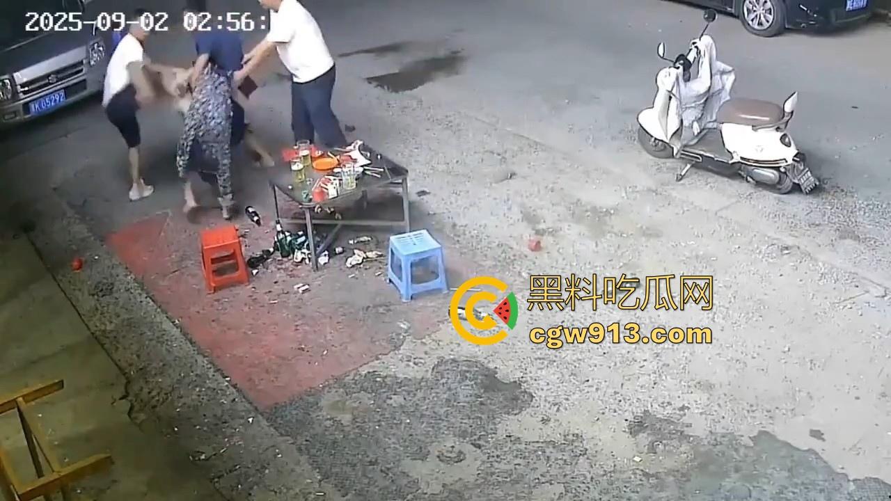宵夜档夫妻打架，见面就是一杯酒砸过去，接着猛打脚踢，同桌的兄弟拦都拦不开，又是恐婚的一天！-8