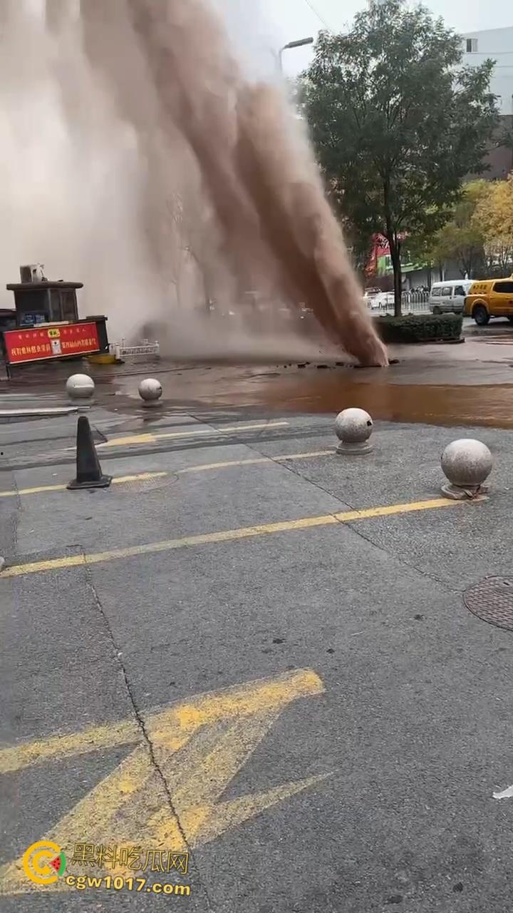 山西太原晋煤悦城，暖气主管道破裂嗷嗷喷水，高温热水裹挟泥沙喷涌而出，水柱高达数米 ！-2