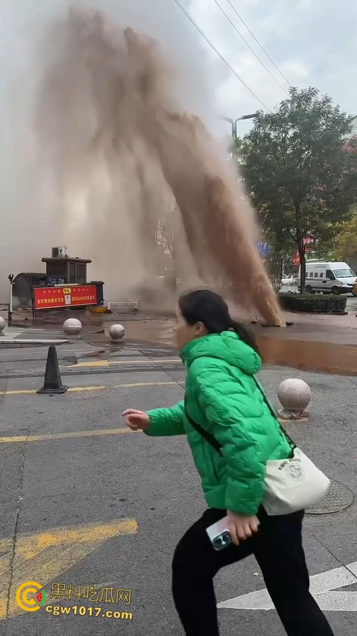 山西太原晋煤悦城，暖气主管道破裂嗷嗷喷水，高温热水裹挟泥沙喷涌而出，水柱高达数米 ！-5