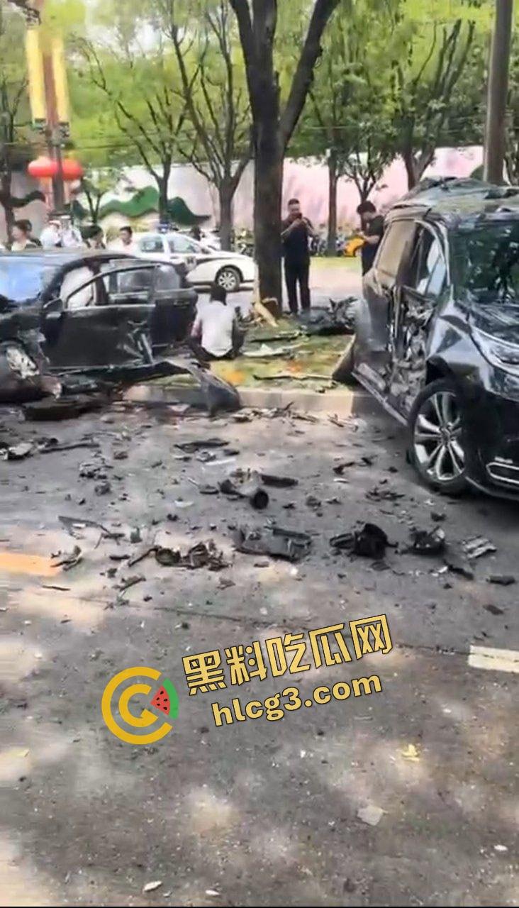 西安曲江 男司机突发疾病 车辆失控连撞多车 司机当场死亡 致4人受伤！-7